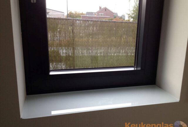 Vensterbank bekleed met wit glas|