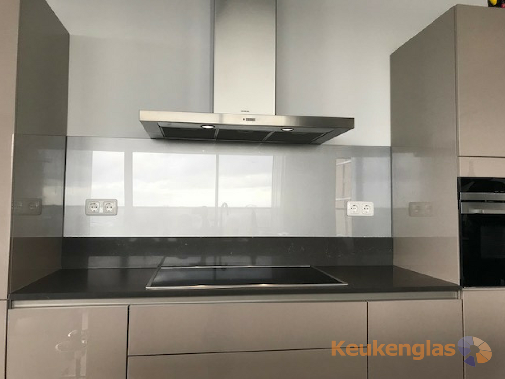 Keukenwand metallic in taupe keuken Keukenglas