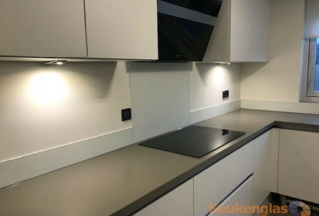 Keuken Utrecht voor plaatsing glazen achterwand met print pepers|Keukenwand wit mat glas